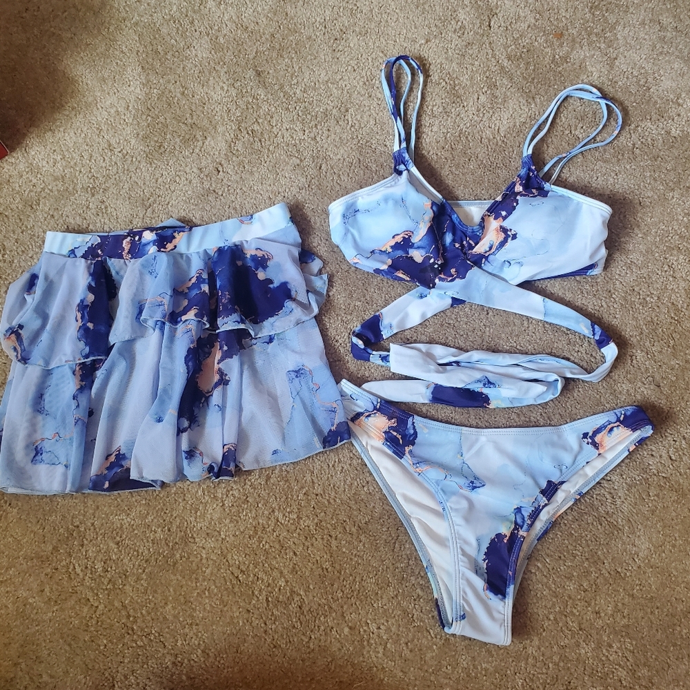 NEW, NEVER WORN Marbled Shades of Blue Bikini Set with Mesh Skirt Sz Small
